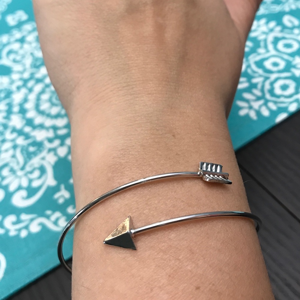 NEW!💙💎ARROW BRACELET!!!💎💙SILVER TONE! MODERN!! - Picture 3 of 8